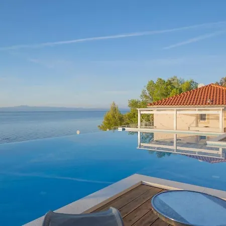 Villa Seafront With Infinity Pool & Eleiko Gym *