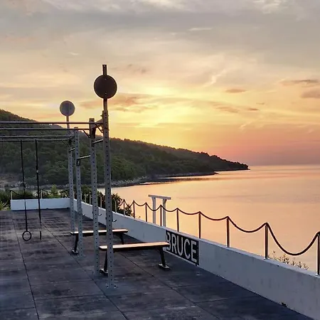 Seafront With Infinity Pool & Eleiko Gym *